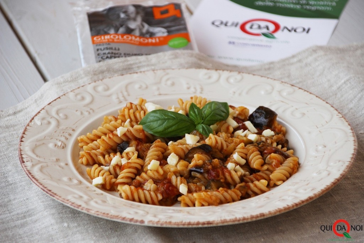 Fusilli Girolomoni con pomodoro nero di Crimea e melanzane