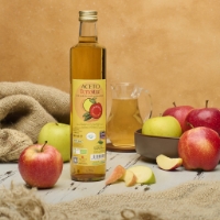 Aceto Bio Tutto Mele Slow Food, vista frontale con mele