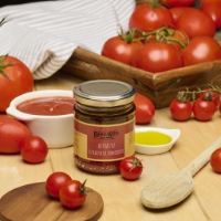Astrattu Siciliano - Concentrato di Pomodoro, vista frontale sulla tavola