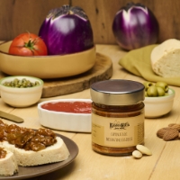 Caponata di Melanzane, vista frontale sfondo melanzane