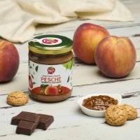 Confettura Extra di Pesche, Amaretti e Cioccolato Dessert del Piemonte, vista frontale a colazione