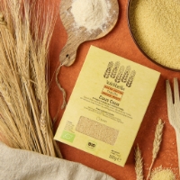 Cous Cous dI Timilìa, vista dall'alto con spoighe di grano e ciotola piena