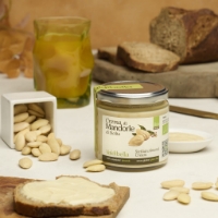Crema di Mandorle di Sicilia, inclinata a sx, mandorle e sfondo pane