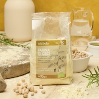 Farina di Ceci Bio, vista frontale sfondo tagliere legno