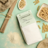 Farina Integrale Bio di Grano Tenero Perciasacchi, vista dall'alto con pasta