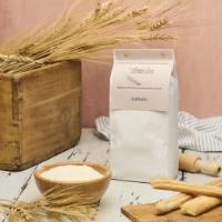 Farina Integrale Bio di Grano Tenero Timilìa, inclinata a sx con pane
