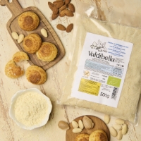 Farina Di Mandorla Pelata Bio, vista dall'alto con paste dolci