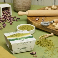 Farina Di Pistacchio di Bronte DOP, inclinazione a dx, sfondo tagliere