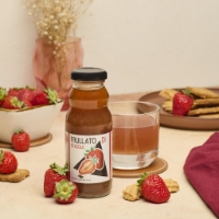 Frullato Di Fragole Bio, vista frontale con gragole e bicchiere