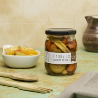 Giardiniera Biologica Dell'orto, vista frontale con cucchiaio e forchetta legno