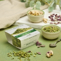 Granella Di Pistacchio di Bronte DOP, inclinata a dx, pistacchi intorno
