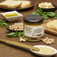 Hummus con Crema di Mandorle, frontale con ingredienti sul tavolo