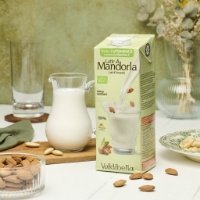 Latte di Mandorla al Naturale, inclinazione a sx, brocca latte su sfondo