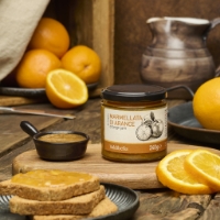 Marmellata di Arance di Sicilia Bio, inclinazione a dx sfondo arance
