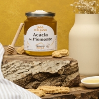 Miele di Acacia del Piemonte, frontale su tronchetto di albero