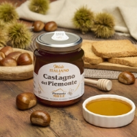 Miele di Castagno del Piemonte, frontale con sfondo castagne ricce