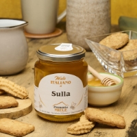 Miele di Sulla del Piemonte, frontale con latte e biscotti