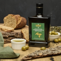 Olio Evo Di Oliva Biologico, inclinato sx con pane