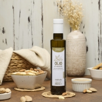 Olio di Mandorle, vista frontale background bianco