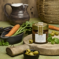 Olive Biologiche Stimpirate, frontale su tagliere di legno