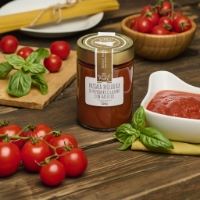 Passata Bio Di Pomodoro Ciliegino E Basilico, frontale, circondata da ciliegini