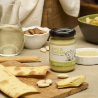 Paté di Carciofi, vista frontale su tavolo con focaccia