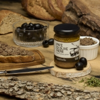 Paté di Olive Nere, frontale su legno, sfondo olive nere