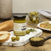 Paté di Olive Verdi, profilo inclinato a dx su tagliere con olive