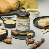 Paté di Topinambur, frontale, sfondo pane e topinambur