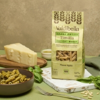 Penne Rigate di Grano di Timilìa Bio Trafilate al Bronzo, frontale pasta condita e forma parmigiano