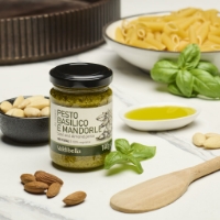 Pesto di Basilico e Mandorle, vista frontale sfondo pasta