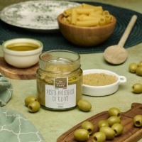 Pesto Biologico Di Olive, frontale sfondo pasta e olio