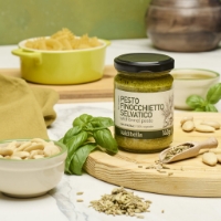 Pesto di Finocchietto Selvatico Bio, inclinazione a sx su tagliere legno