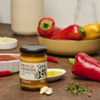 Pesto di Peperoni, inclinato a sx sfondo peperoni freschi