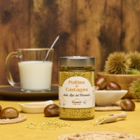 Polline di castagno del Piemonte in Vaso, frontale sfondo bicchiere di latte