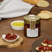 Pomodoro Ciliegino Biologico Secco Sott'olio, vista frontale con bruschette di pomodori secchi