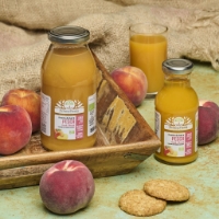 Succo Bio Pesca 200ml, inclinato a dx con pesche e biscotti