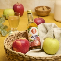 Succo Di Mela Eplì, inclinato in alto nella cesta