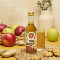 Succo Di Mela E Zenzero Eplì, frontale con mele, zenzero e bicchiere