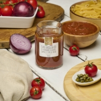 Sugo Bio Di Pomodoro Ciliegino, Capperi E Cipolla Rossa, vista frontale con ingredienti