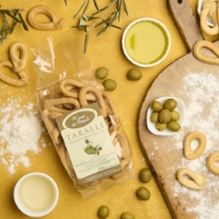 Taralli Pugliesi Artigianali All'olio Extra Vergine D'oliva, vista dall'alto su tavola