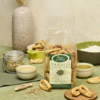 Taralli Pugliesi Artigianali Al Seme di finocchio, vista frontale con ingredienti