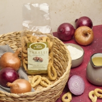 Taralli Pugliesi Artigianali Alla Cipolla, vista frontale nel cesto