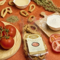 Taralli Pugliesi Artigianali Alla Pizza, vista dall'alto su tavola rossa