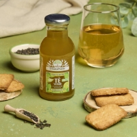 Tè Freddo - Tè Verde Bio Al Bergamotto, frontale sfondo bicchiere e biscotti