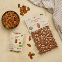 Mandorle di Sicilia Sgusciate, dall'alto su tavola e ciotola