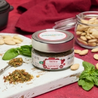 Trito e Saporito con pomodoro secco, tovaglia rossa su vassoio orientale