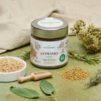 Gomasio alle Erbe, frontale sul tavolo verde