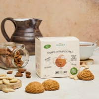 Paste di Mancorla vista frontale con brocca posteriore e mandorle