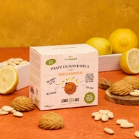 Paste di Mancorla al limone Siracusa, frontale sfondo limoni freschi